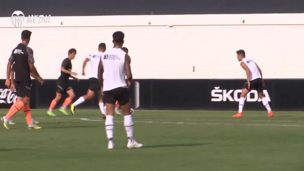 Cavani works at Valencia during international break